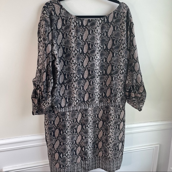 Tolani Dresses & Skirts - Tolani silk snake print 3/4 sleeves dress size medium
